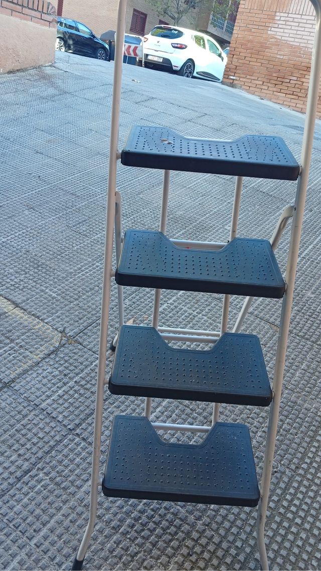 Escalera plegable 4 peldaños