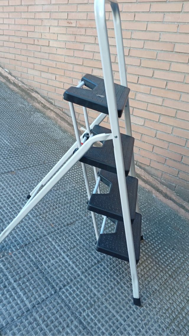 Escalera plegable 4 peldaños