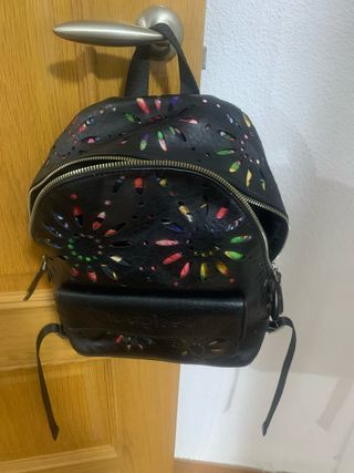 Mochila Desigual negra con detalles multicolor