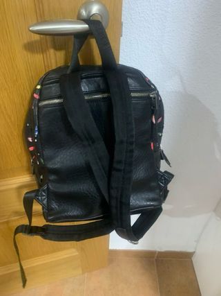 Mochila Desigual negra con detalles multicolor