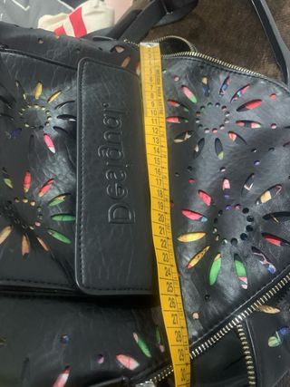 Mochila Desigual negra con detalles multicolor