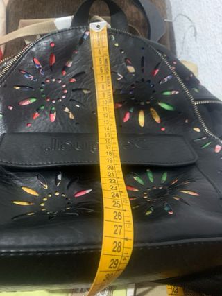 Mochila Desigual negra con detalles multicolor