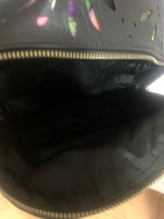 Mochila Desigual negra con detalles multicolor