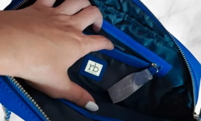 Borsa a spalla blu trapuntata