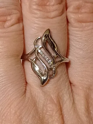 Anello foglia con zirconi