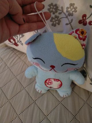 Peluche gato azul con detalles florales