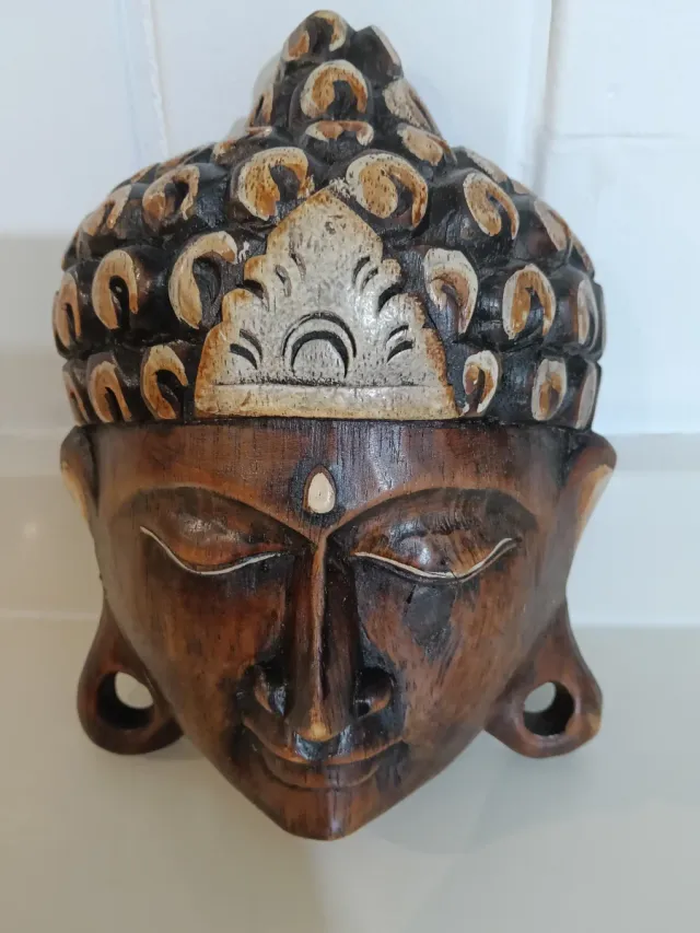Preciosa cabeza de Buda de madera
