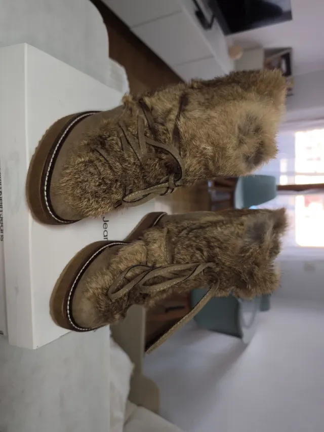 Botines peludos beige y marrones