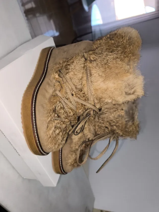 Botines peludos beige y marrones