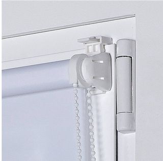 Persiana enrollable blanca con cadena