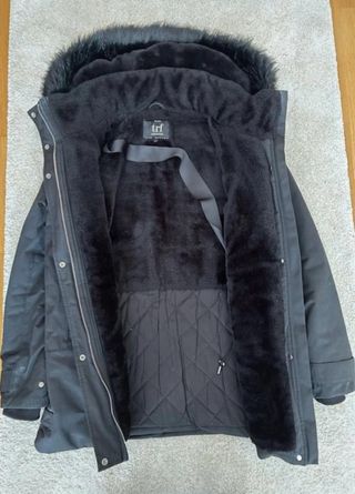 Cazadora Zara Negra con Capucha