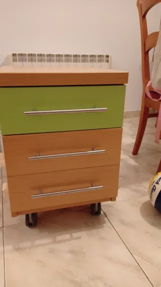 Mesita de noche con ruedas