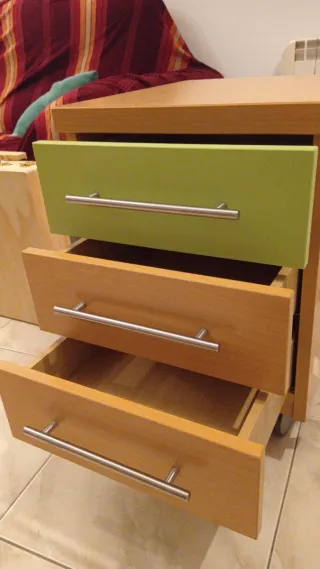 Mesita de noche con ruedas