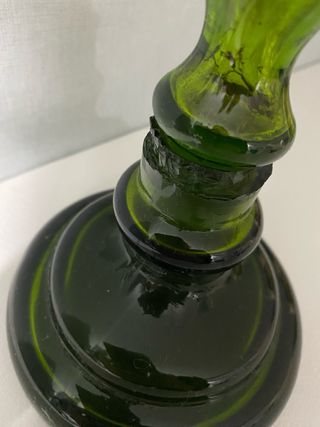 Florero de cristal verde estilo flauta