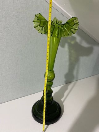 Florero de cristal verde estilo flauta