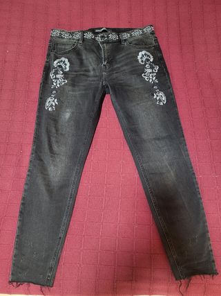 Pantalón vaquero negro Stradivarius bordado