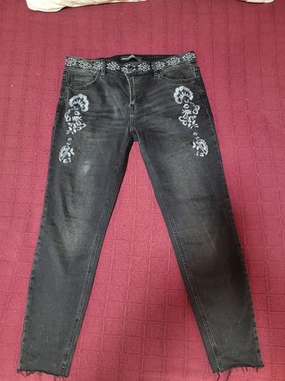 Pantalón vaquero negro Stradivarius bordado