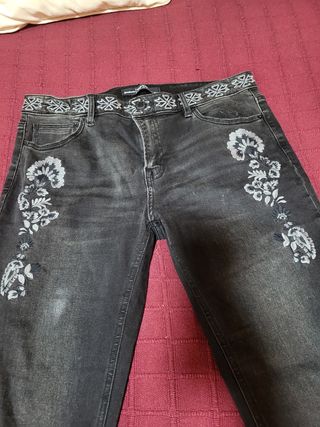 Pantalón vaquero negro Stradivarius bordado