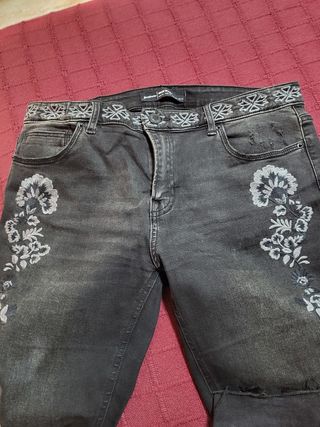 Pantalón vaquero negro Stradivarius bordado
