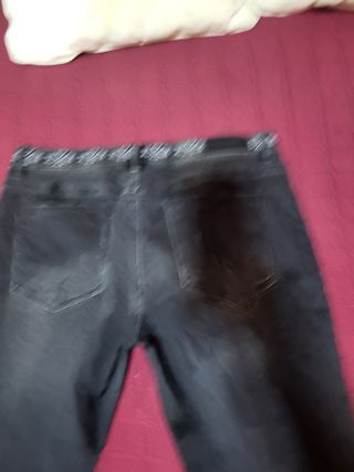 Pantalón vaquero negro Stradivarius bordado