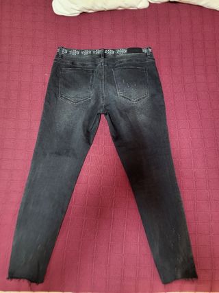 Pantalón vaquero negro Stradivarius bordado