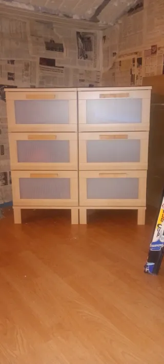 Mobili in legno con cassetti trasparenti