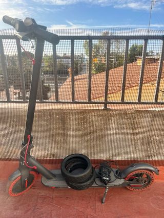 Patinete eléctrico con ruedas y cargador