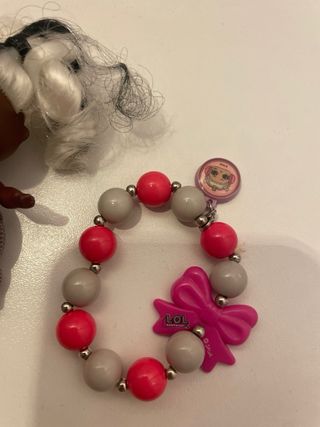 Muñeca LOL con pulsera
