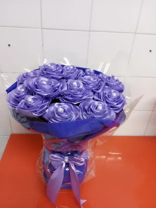 Se hacen ramos de flores hechos a manos