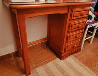 Escritorio de madera con cajones