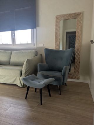 Butaca terciopelo azul/gris con reposapiés