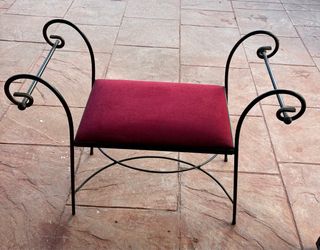 Butaca para descalzarse con asiento rojo