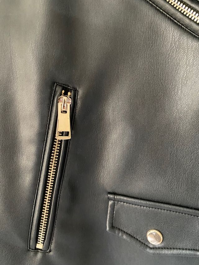 Chaleco efecto piel Zara.