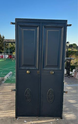 Puerta doble de casa oscura