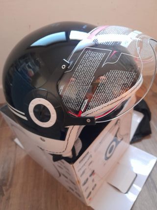 Casco de moto negro con visera