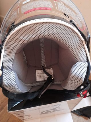 Casco de moto negro con visera