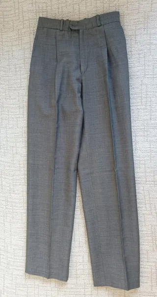 Traje gris con chaleco