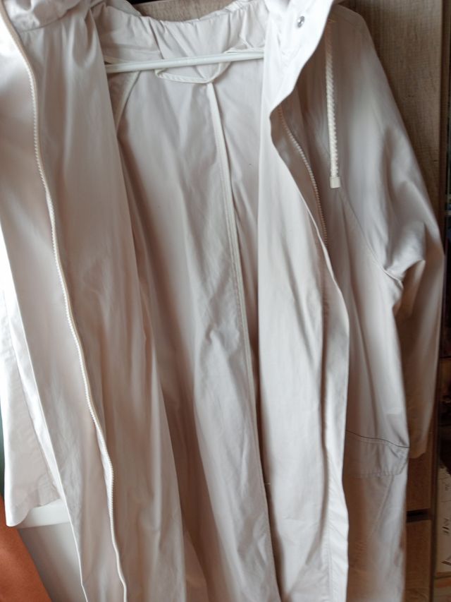 Parka beige con capucha