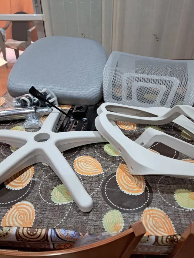 Silla de escritorio ergonómica gris y blanca