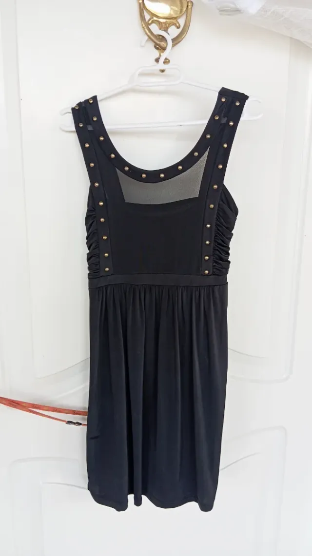 Vestido negro con tachuelas doradas