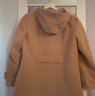 Abrigo beige con capucha y botones