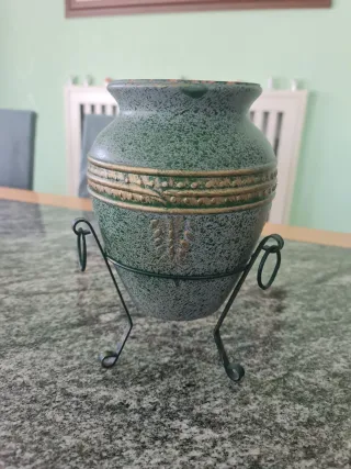 Vaso decorativo con base in ferro