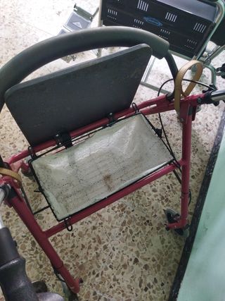 Andador con ruedas y asiento