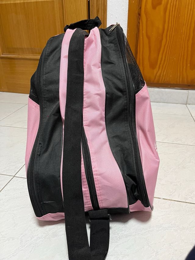 Bolsa para patines en línea rosa y negra.