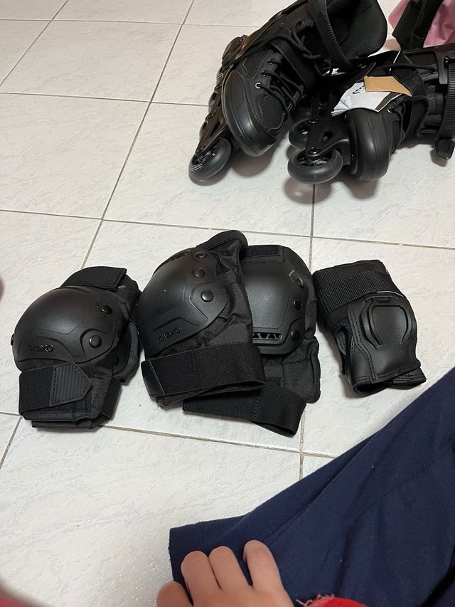 Bolsa para patines en línea rosa y negra.