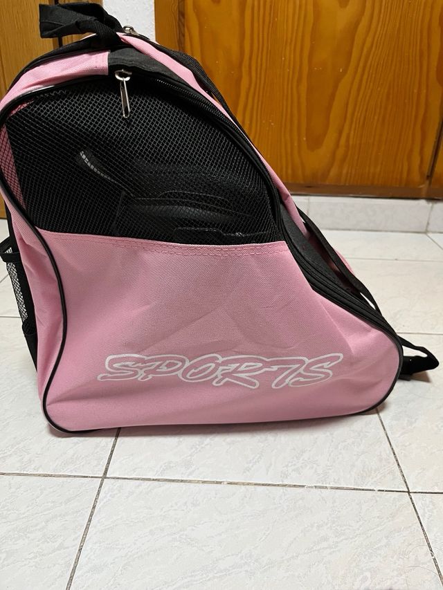 Bolsa para patines en línea rosa y negra.