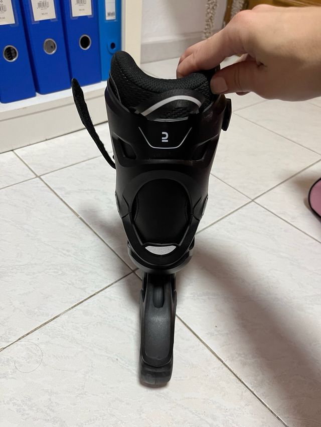 Bolsa para patines en línea rosa y negra.