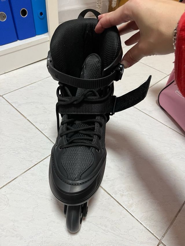 Bolsa para patines en línea rosa y negra.