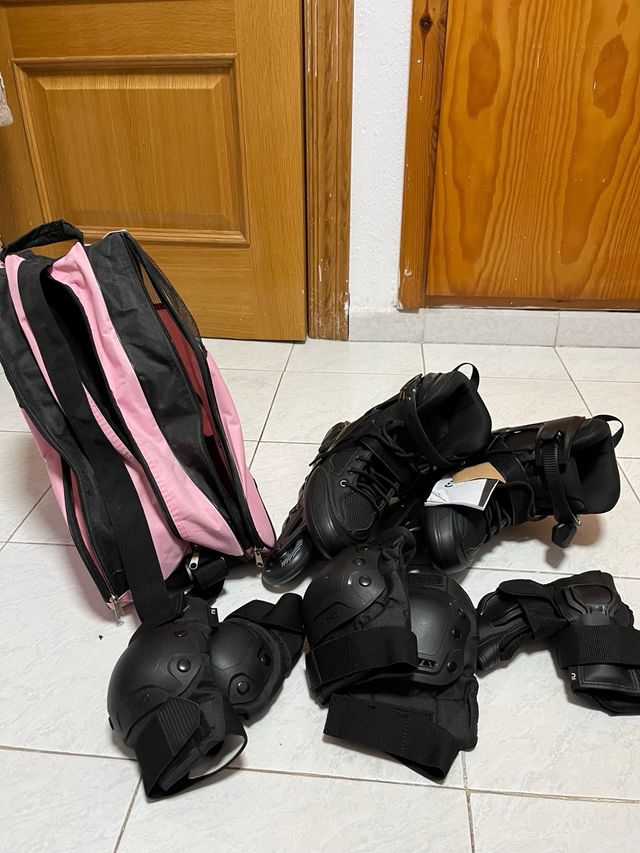 Bolsa para patines en línea rosa y negra.