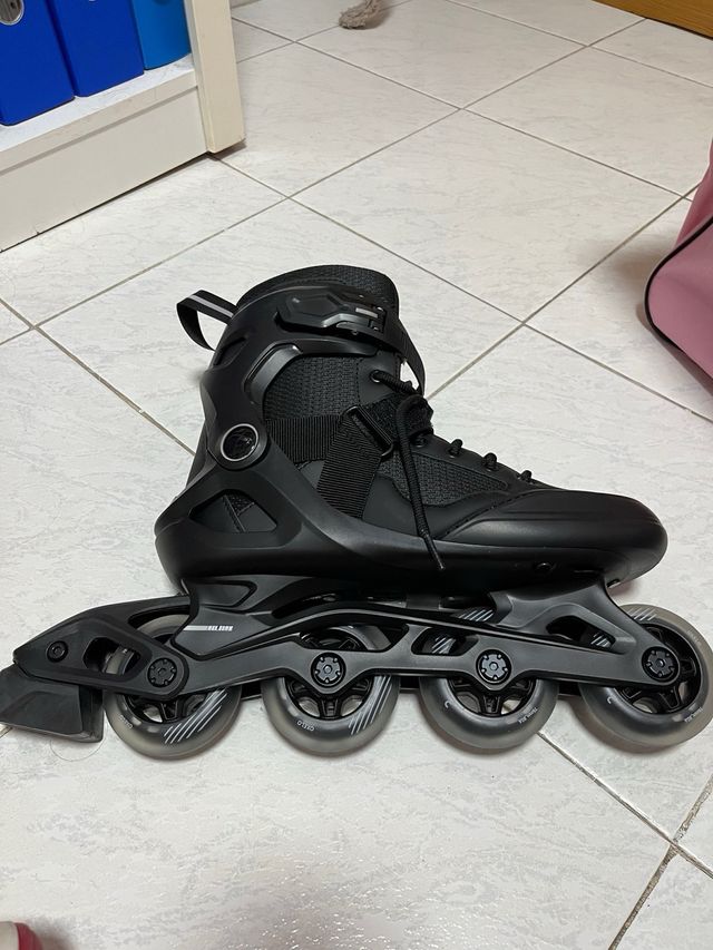 Bolsa para patines en línea rosa y negra.